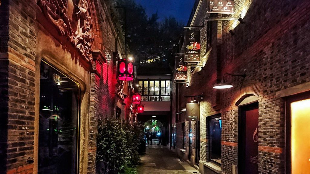 a alleyway with red lights
