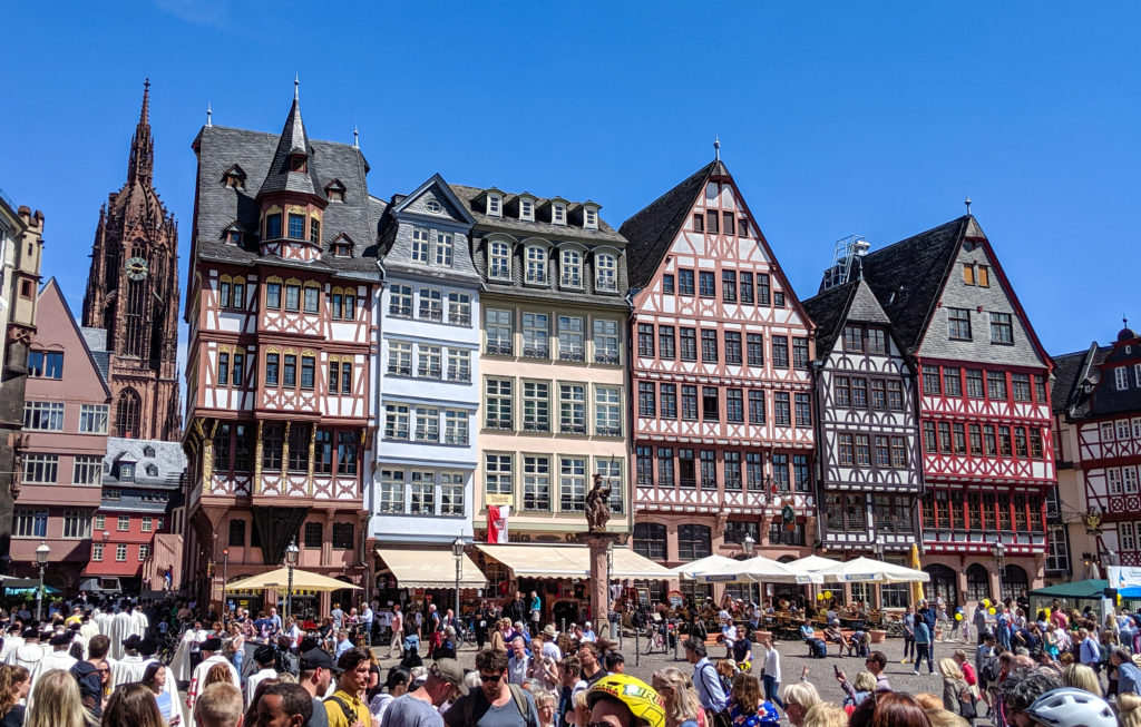 Explore the historic centre in Fankfurt at night